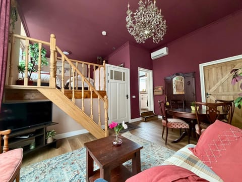 TV and multimedia, Living room, Seating area, Evening entertainment