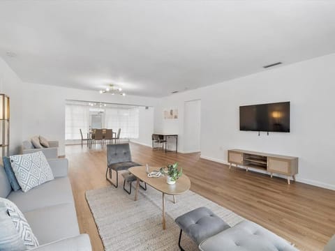 3BR Newly Renovated In Miami 15 Min To Beach House in Ojus