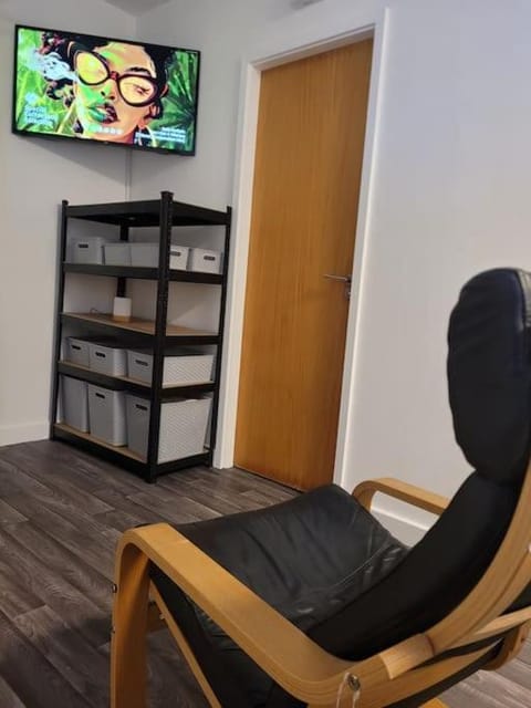 TV and multimedia, Living room, Seating area, Evening entertainment