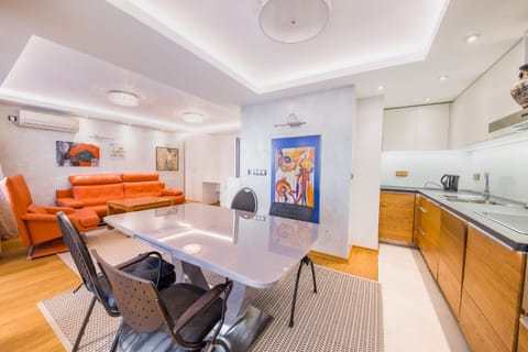 Kitchen or kitchenette, Living room, Seating area, Dining area