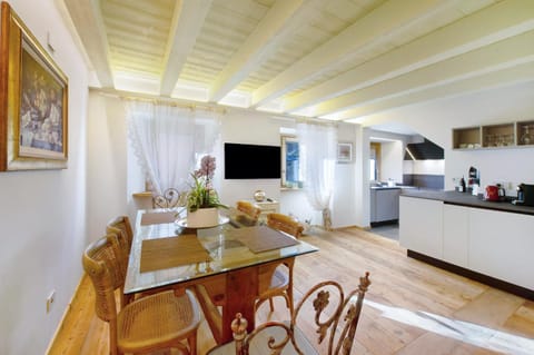 TV and multimedia, Kitchen or kitchenette, Living room