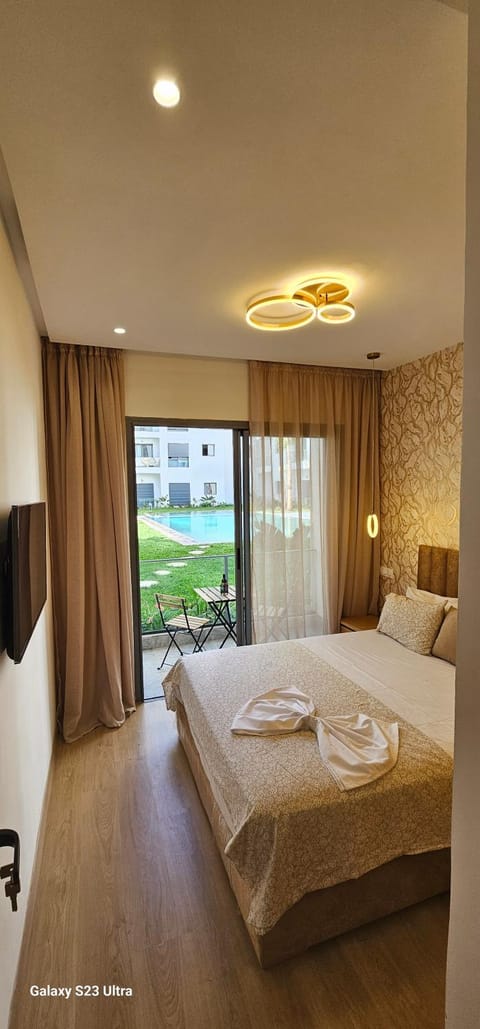 Bed, TV and multimedia, Bedroom, Pool view, towels
