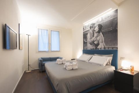 Bed, TV and multimedia, Photo of the whole room, Bedroom
