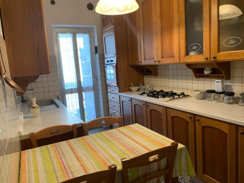 Kitchen or kitchenette, Dining area, stove