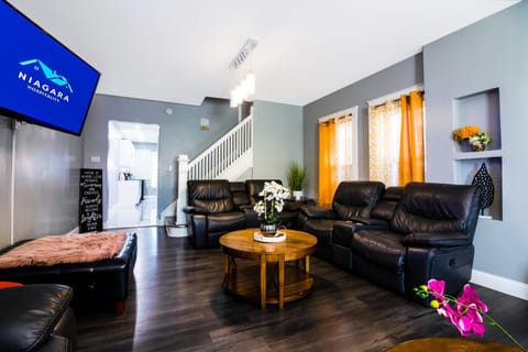 The Double Down Complex Perfect for large Groups House in Niagara Falls