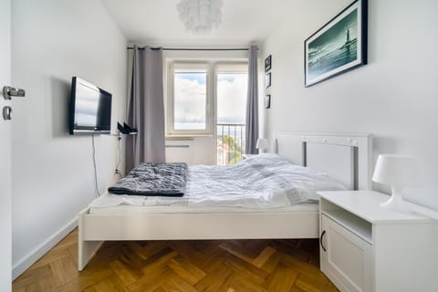 Bed, TV and multimedia, Bedroom, City view, Sea view