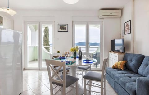 TV and multimedia, Living room, Seating area, Dining area, air conditioner