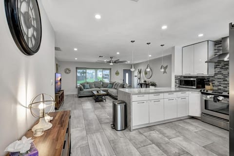 Tradewinds Ultimate Delray Beach Lifestyle 3BR2BA Home with Heated Pool House in Gulf Stream