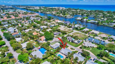 Tradewinds Ultimate Delray Beach Lifestyle 3BR2BA Home with Heated Pool House in Gulf Stream