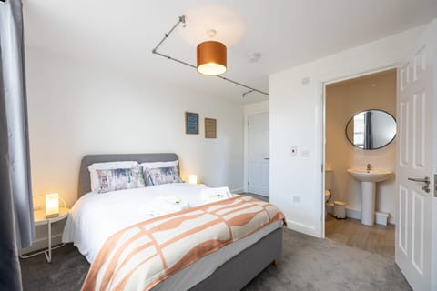 Bed, Bathroom, Bedroom, towels