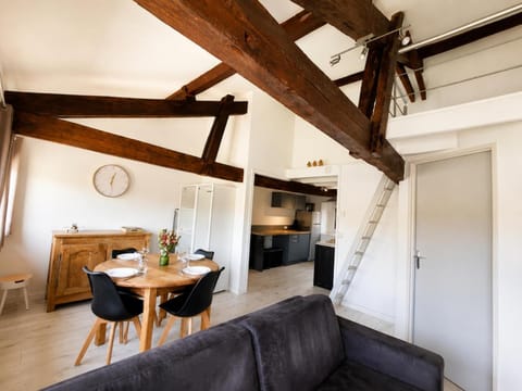Kitchen or kitchenette, Living room, Seating area, Dining area