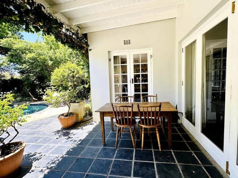 Cape Town family home with lovely garden. Villa in Cape Town
