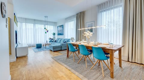 TV and multimedia, Living room, Dining area, Food, Food
