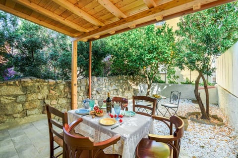 Patio, Spring, Day, Garden, Living room, Seating area, Dining area, Garden view