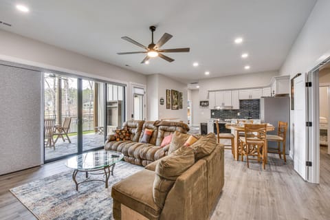 Lakefront Seneca Vacation Rental with Shared Dock! Apartment in Lake Keowee