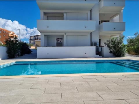 Property building, Patio, Day, Pool view, Swimming pool, sunbed