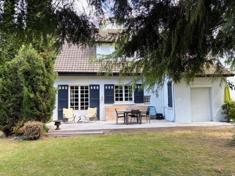 Property building, Patio, Garden, Dining area