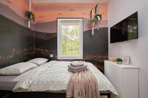 Bed, TV and multimedia, View (from property/room), View (from property/room), Landmark view, Landmark view, Mountain view, Mountain view, towels, towels