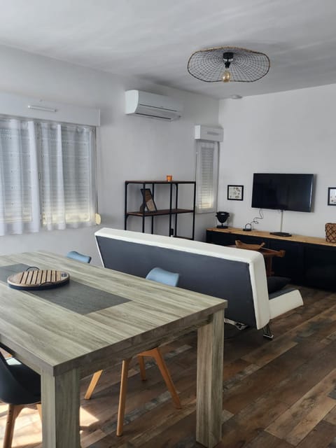TV and multimedia, Living room, Seating area, Dining area