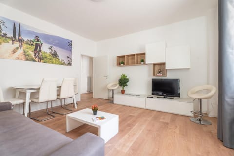 TV and multimedia, Living room, Seating area, Dining area