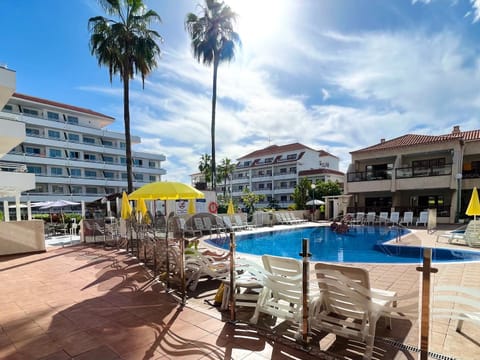 Property building, Swimming pool, sunbed