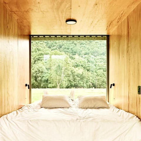 Bed, Natural landscape, Photo of the whole room, Bedroom