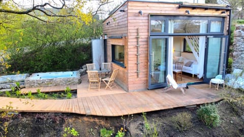 Property building, Hot Tub, Balcony/Terrace