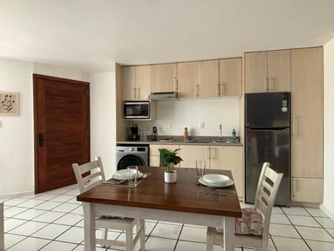 Kitchen or kitchenette, Dining area, minibar, stove