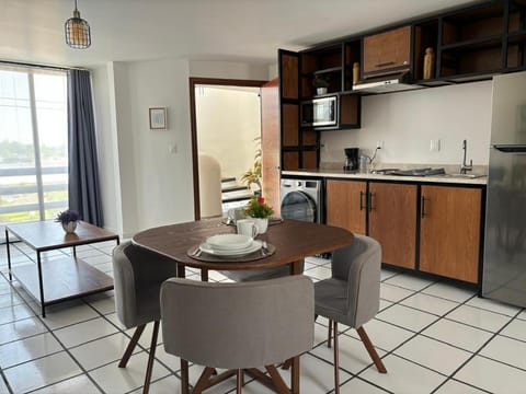 Kitchen or kitchenette, Dining area, minibar, stove