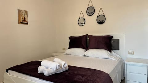 Bed, Bedroom, towels