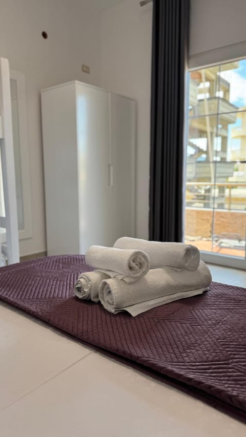 Bed, Bedroom, towels