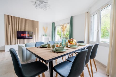 TV and multimedia, Living room, Food and drinks, Seating area, Dining area, Food