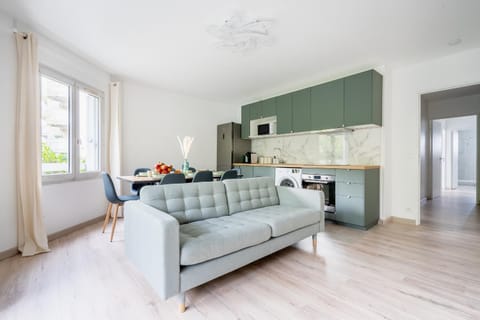 Kitchen or kitchenette, Living room, Seating area, Dining area, dishwasher, microwave, oven, stove, washing machine