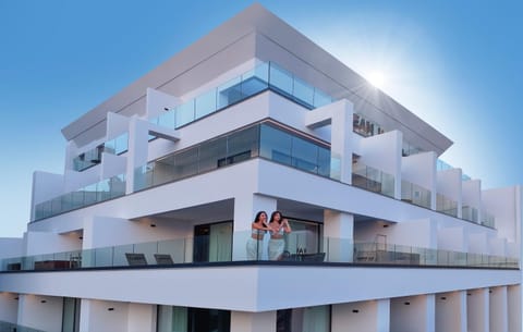 Property building, Day, Balcony/Terrace