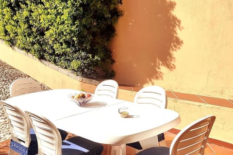 Patio, Day, Living room, Seating area, Dining area
