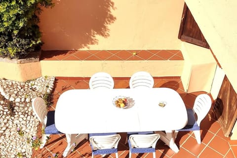 Patio, Day, View (from property/room), Balcony/Terrace, Living room, Food and drinks, Seating area, Dining area, Food