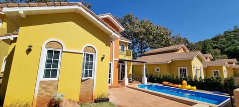 Property building, Day, Pool view, Swimming pool, sunbed