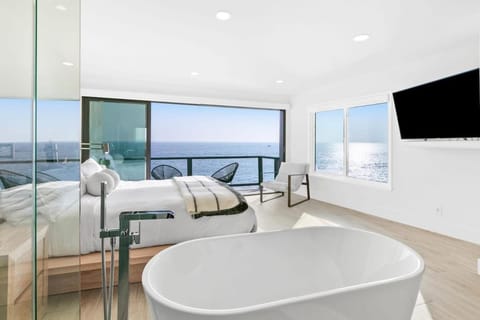 Bed, Bathroom, TV and multimedia, View (from property/room), Balcony/Terrace, Balcony/Terrace, Photo of the whole room, Seating area, Bedroom, Sea view, Sea view, Bath