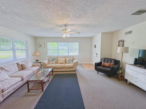 Quinn`s Riverside Retreat House in Edgewater