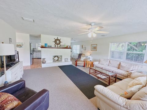 Quinn`s Riverside Retreat House in Edgewater