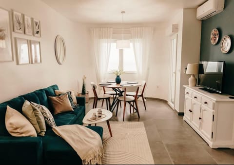 Communal lounge/ TV room, TV and multimedia, Living room, Seating area, Dining area