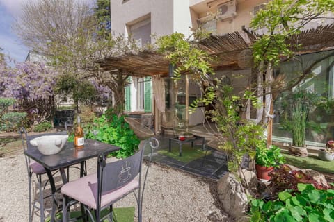 Garden, Seating area