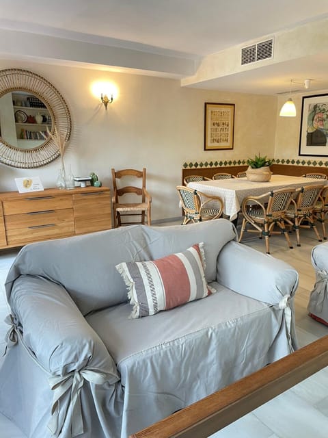 Communal lounge/ TV room, Dining area