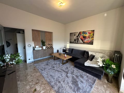 TV and multimedia, Kitchen or kitchenette, Living room, Seating area