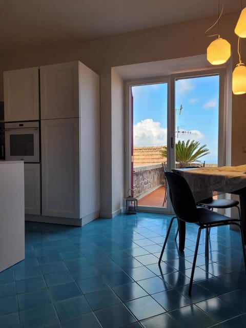 Kitchen or kitchenette, Dining area, oven