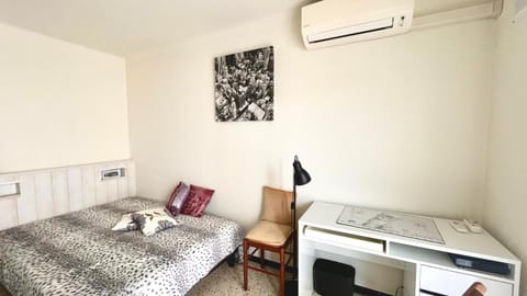 TV and multimedia, Living room, Seating area, Bedroom