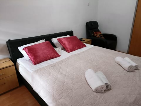 Bed, Photo of the whole room, towels