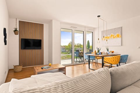 TV and multimedia, Living room, Seating area, Dining area, Evening entertainment