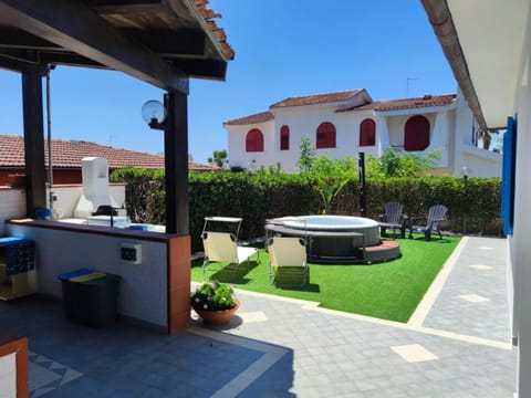 Property building, Patio, Day, Garden, Hot Tub, Solarium, Garden view, sunbed