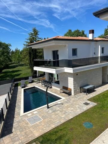 Property building, Pool view